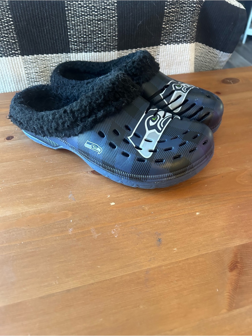 FOCO NFL Men's Seattle Seahawks
Sherpa Lined Big Logo Clogs Medium 9-10
